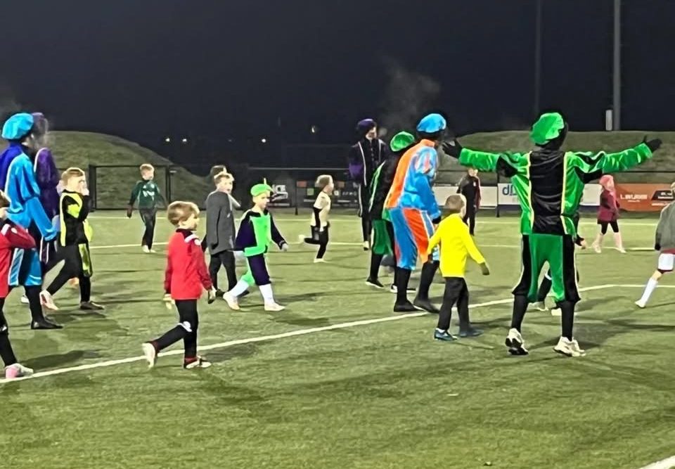 Pietenvoetbal bij BMC: Kou? Welke kou?